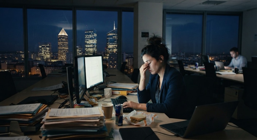 Salariée travaillant tard le soir au bureau